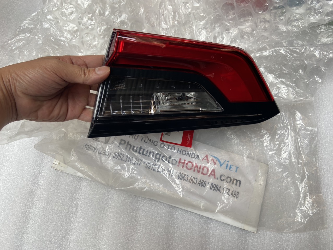 Đèn hậu miếng trong trên cốp xe Honda CIVIC 2022